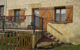 Maison Dans Un Village Calme
